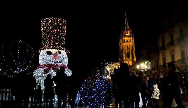 Usuarios de la pista de hielo del 'solarón', durante las fiestas del año pasado.. :: P. UCHA Decoración navideña en Oviedo. :: PABLO LORENZANA/
