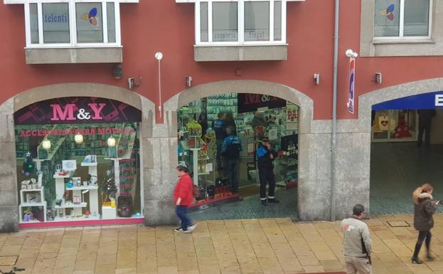 La Policía Local de Avilés interviene 2.408 artículos falsos de Apple y Samsung en una tienda de accesorios para móviles