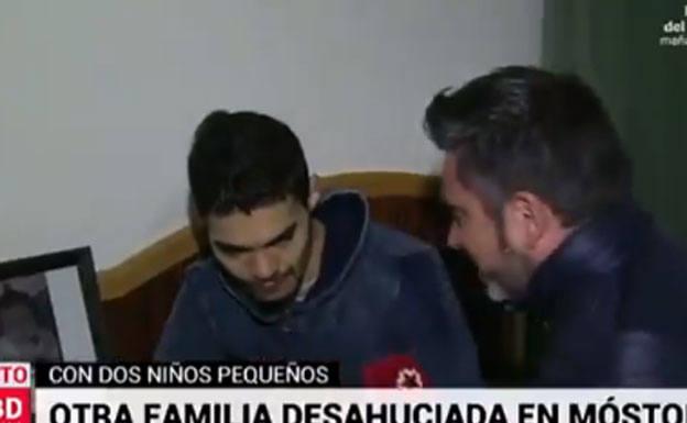 Las duras imágenes de un desahucio hacen derrumbarse a un reportero en pleno directo