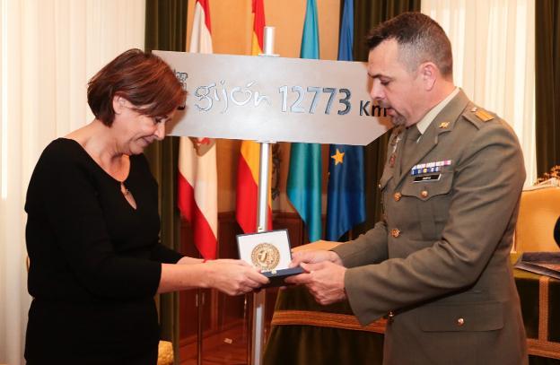 El Ejército llevará a su campaña antártica el cartel 'Gijón 12.773 km'