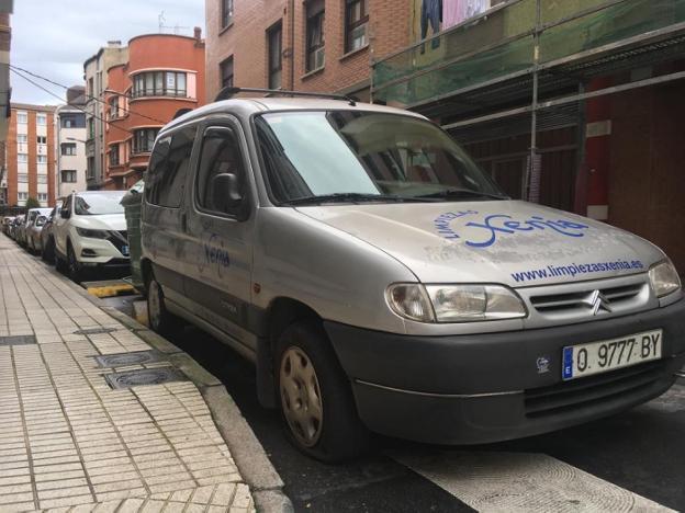 37 vehículos aparcados en El Natahoyo amanecen con los neumáticos reventados