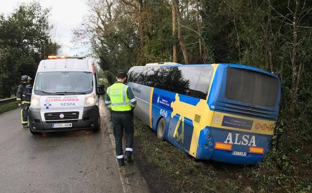 Un herido en Llanes al salirse de la vía el autobús en el que viajaba