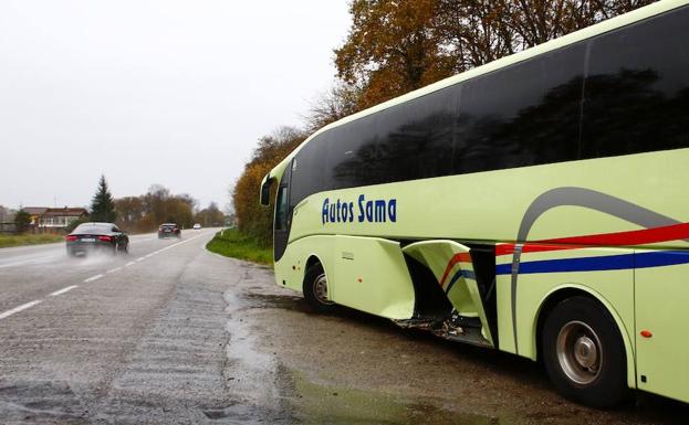 Cuatro heridos leves en un accidente entre un autobús y un turismo en Nava