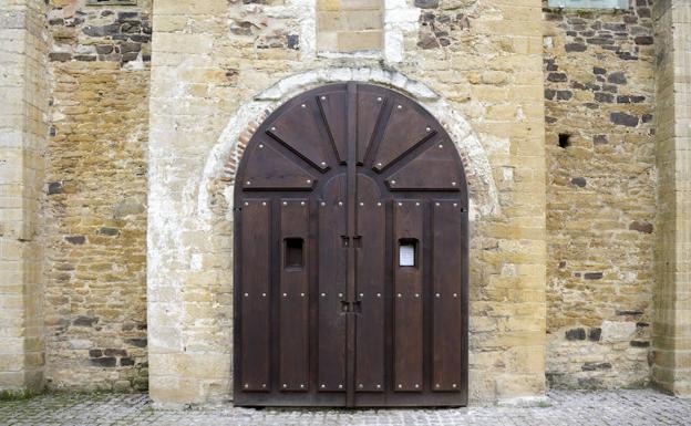 La iglesia de San Miguel de Lillo estrena nuevo portón