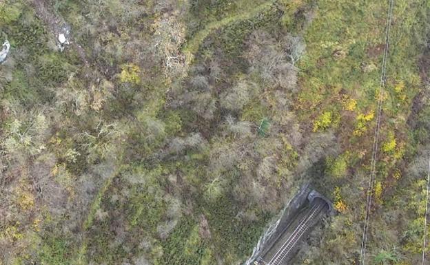 Las 15 toneladas de roca que amenazan la rampa de Pajares