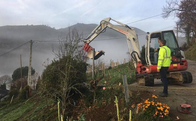 Allande acondiciona el camino del pueblo de Cimadevilla