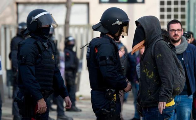 Torra da cuatro días a Buch para hacer rodar cabezas en los Mossos tras las actuaciones de Girona y Terrassa