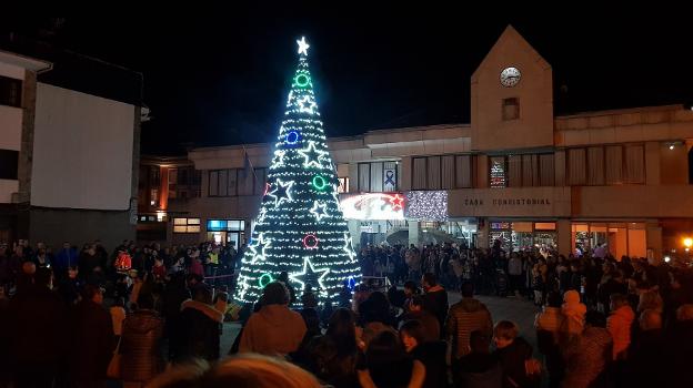 La Caridad enciende su abeto de ocho metros tras un espectáculo de luces