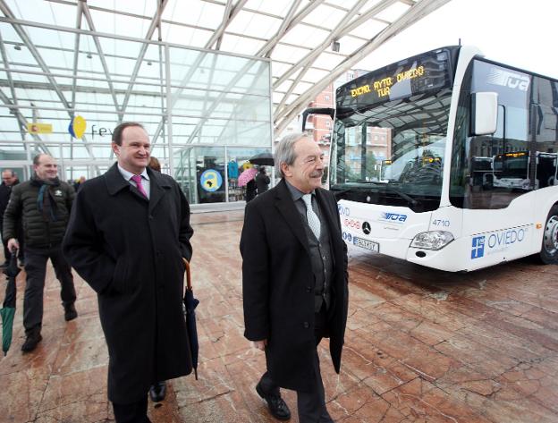 Wenceslao López, junto a Benigno Runza, gerente de TUA, en la presentación de nuevos autobuses para el servicio. / PIÑA