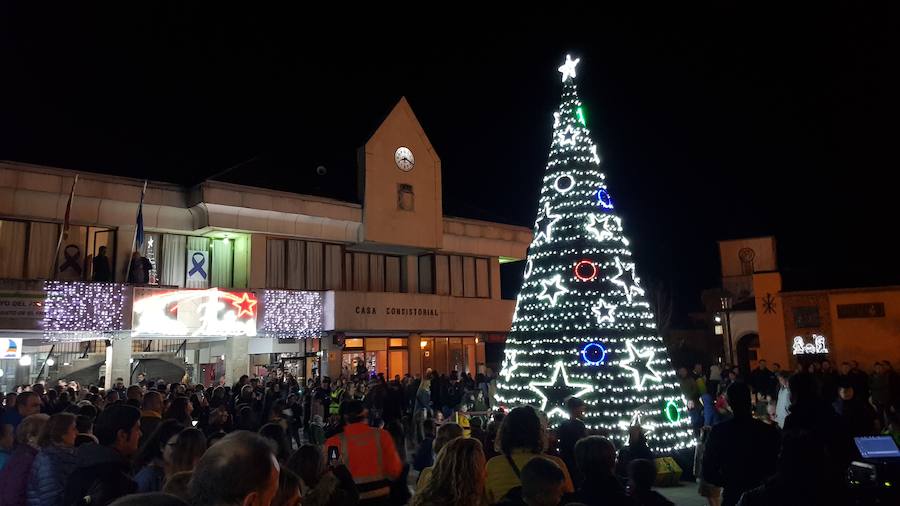 Un total de 8.000 bombillas LED conforman el alumbrado navideño de La Caridad