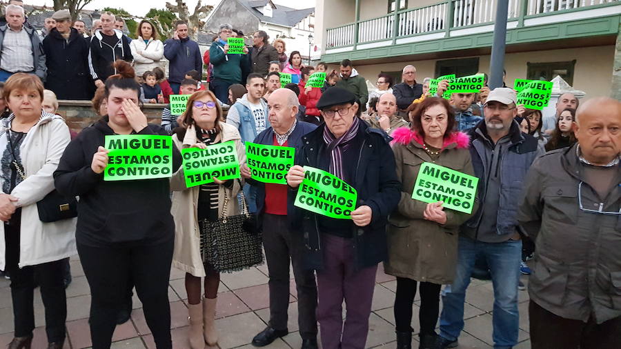 Vecinos de La Caridad se concentran para apoyar a un hombre acusado de acoso