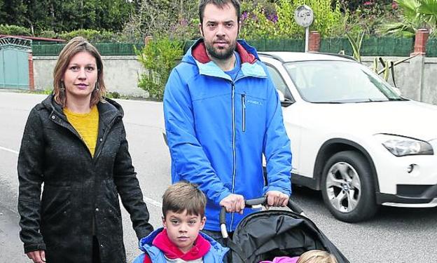 «Pasamos miedo al llevar a nuestro hijo a coger el bus»