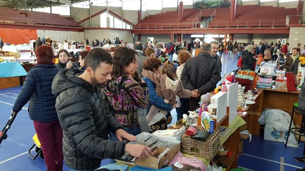 Vegadeo pone a la venta artículos de segunda mano en su segundo mercado