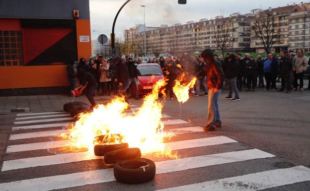 Barricada contra el cierre de la Casa Sindical en Gijón