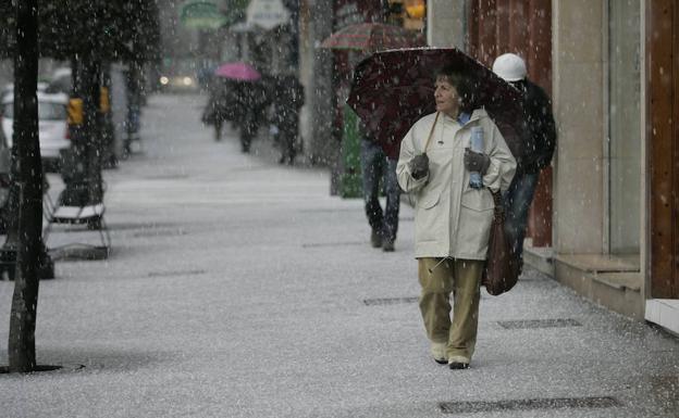 Asturias, en alerta por fuerte oleaje y nevadas a 800 metros