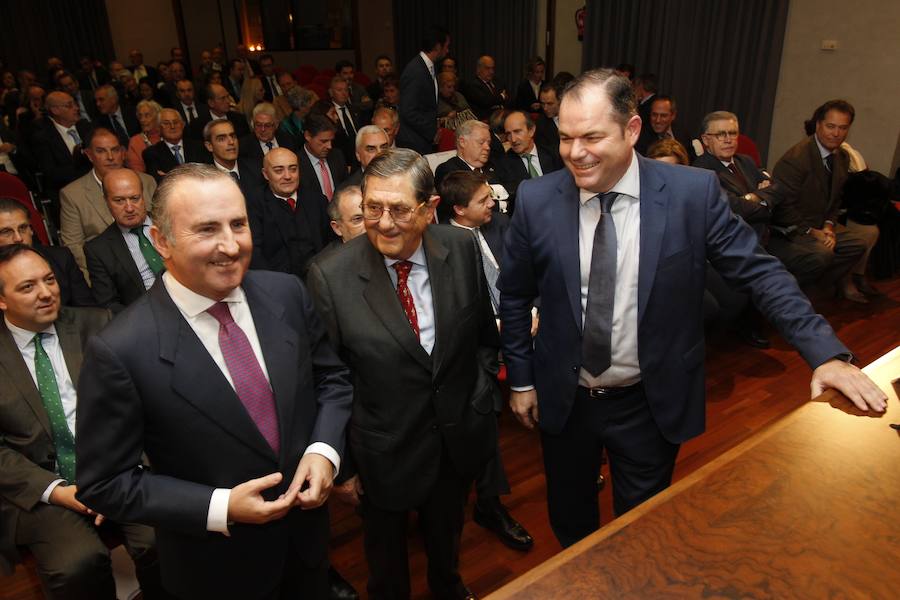 José Cardín Zaldívar recibe la Medalla de Oro de la Cámara de Comercio de Oviedo por su labor empresarial