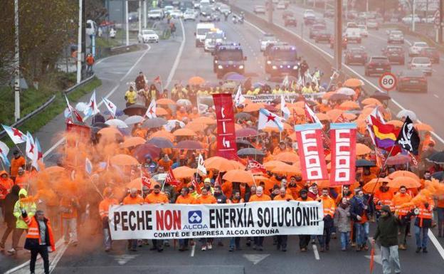 Trabajadores de Alcoa vuelven a la calle en A Coruña para exigir al Gobierno que «se active y busque una solución»