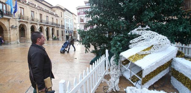 Dos vándalos atacan el árbol de Navidad de la plaza del Ayuntamiento