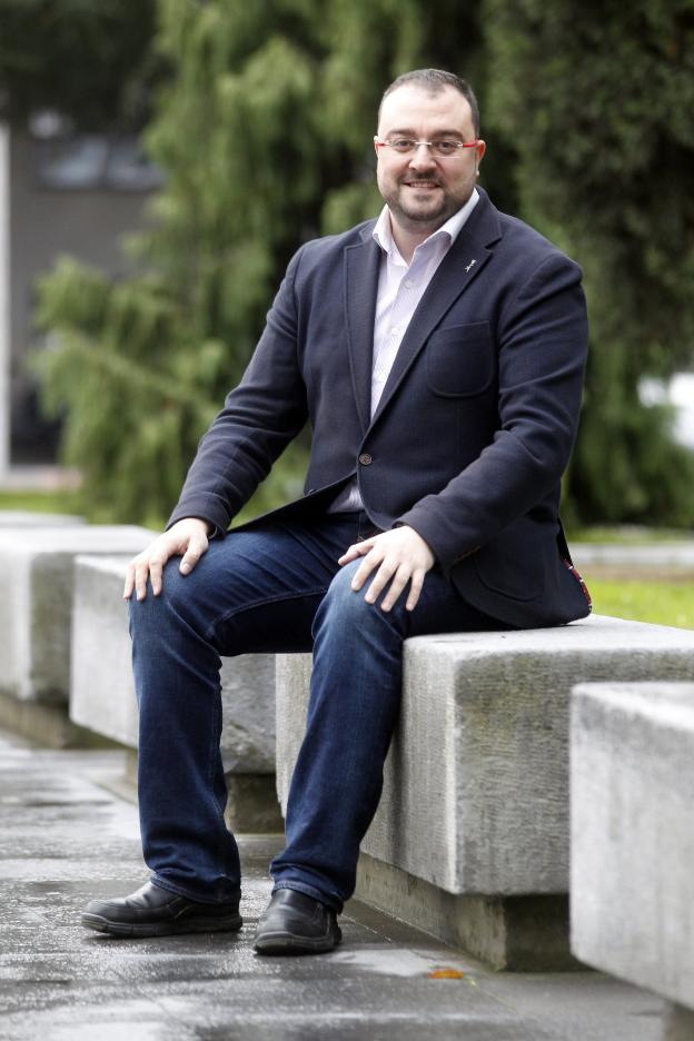 Adrián Barbón: «He pedido a Fomento que compense con bonificaciones la subida del peaje del Huerna»