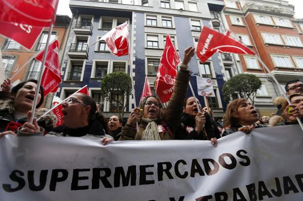 Los supermercados asturianos pagarán casi diez millones de euros de atrasos con el nuevo convenio