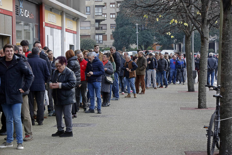 Los sportinguistas hicieron cola para hacer con una entrada para Lugo