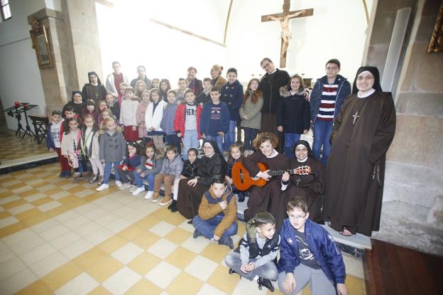 Los niños de Riaño reciben a las monjas del Monasterio de Valdediós