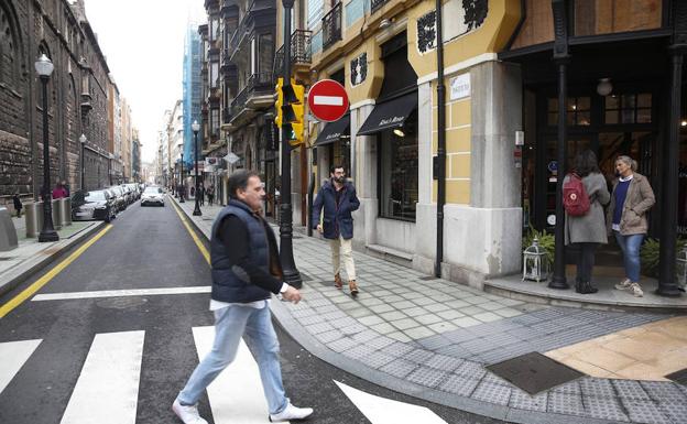 Detenido en Gijón tras golpear un vehículo y vacilar a los policías: «Mira cómo reviento otro coche»