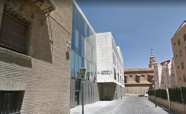 Una mujer divorciada, condenada a abandonar la casa familiar tras ser pillada por un detective disfrutándola con otra pareja