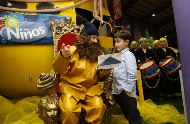 L'Anguleru visita el Palacio de los Niños