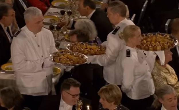 Le cae un canapé encima de un invitado en la cena de los Nobel