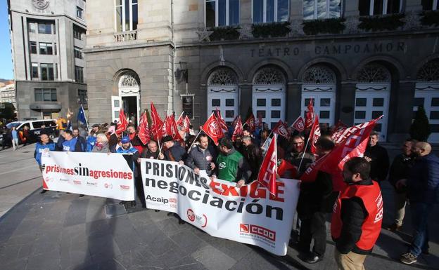 Los funcionarios de la cárcel de Asturias piden en Oviedo mayor seguridad y mejora salarial