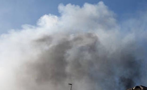 Los bomberos acuden a un incendio y cuando llegan comprueban que están curando chorizos