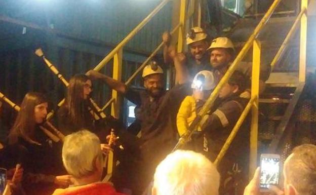 Los cuatro encerrados en el Pozo Santiago abandonan la mina ante la presión de Hunosa