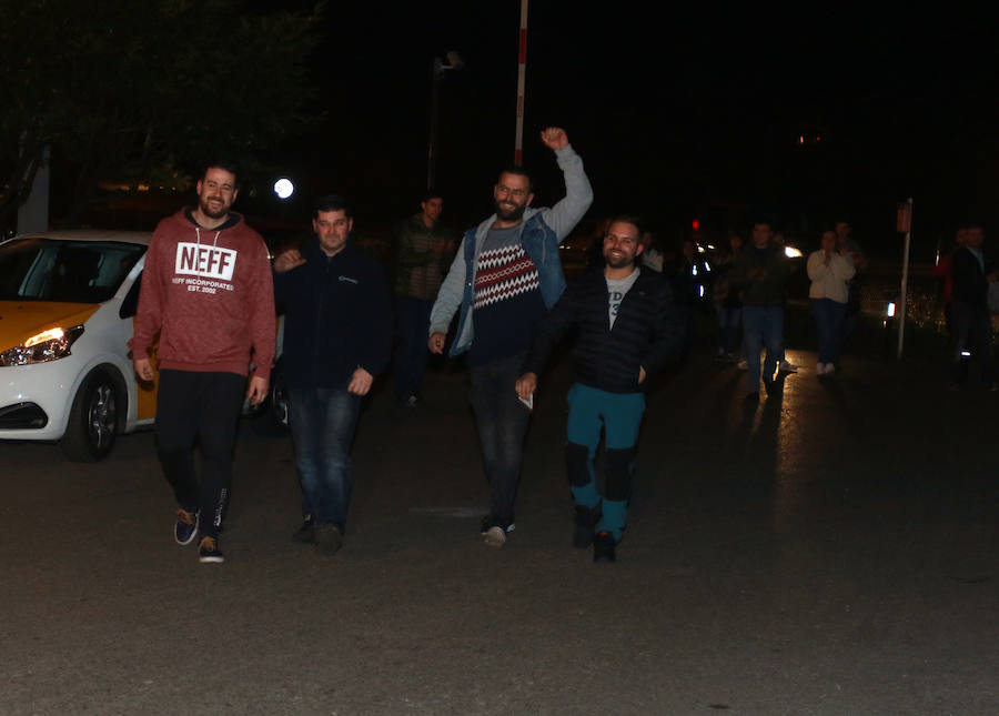 Recibimiento de los cuatro mineros que abandonaron el encierro en el Pozo Santiago por presiones de Hunosa