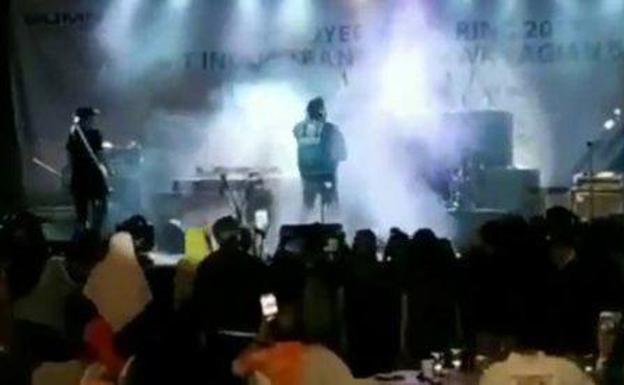 Tremendo instante en que el tsunami arrastra a músicos y público durante un concierto