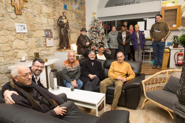 La fraternidad del padre Ángel en Avilés da respaldo cada día a un centenar de personas