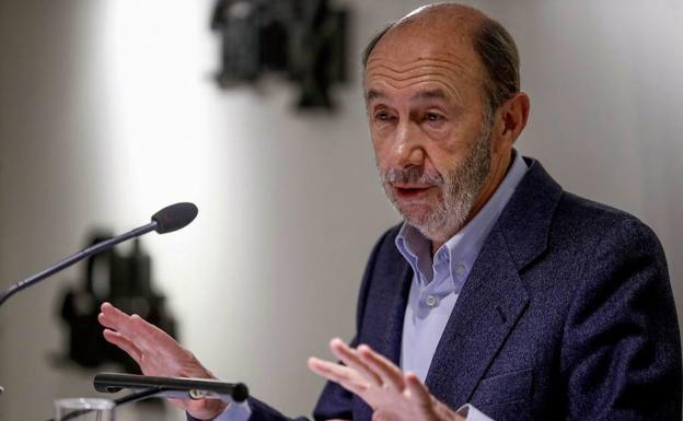 Rubalcaba rechaza la oferta de Sánchez para rivalizar con Carmena en las elecciones de mayo