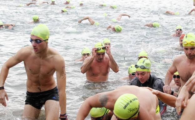 Siete nadadores, atendidos por cortes en la Copa de Navidad de Gijón