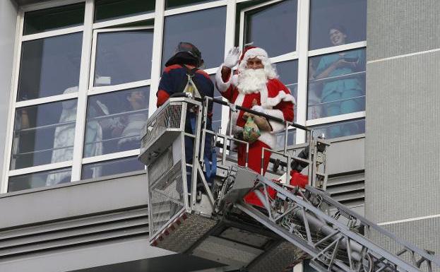 Papá Noel entra por la ventana