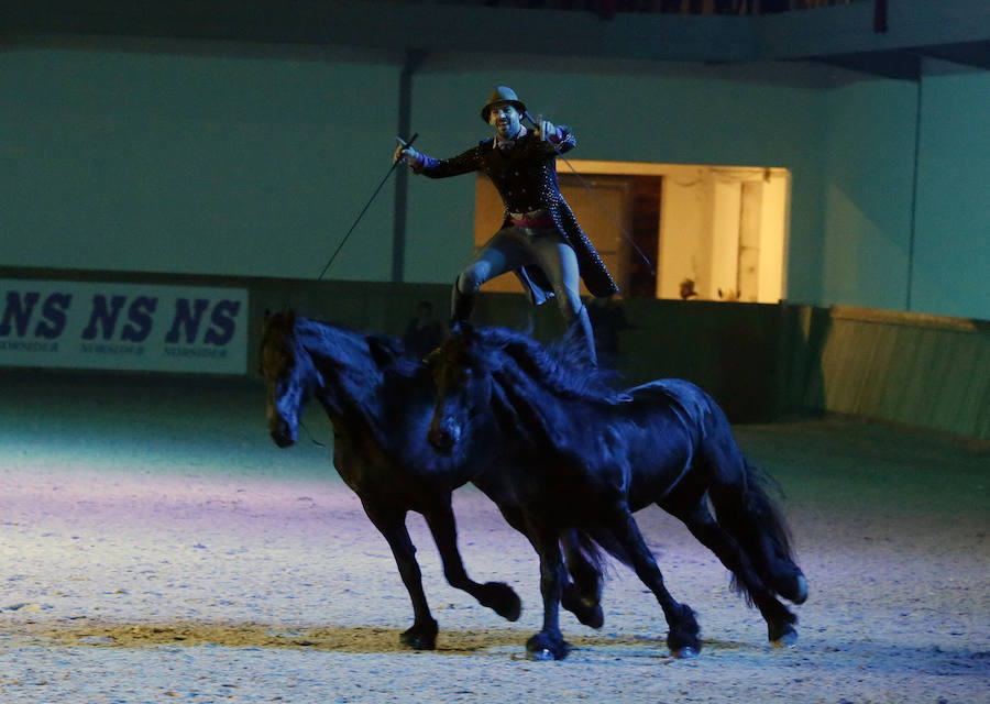 Las acrobacias de Santi Serra sorprenden en el Club Hípico Astur