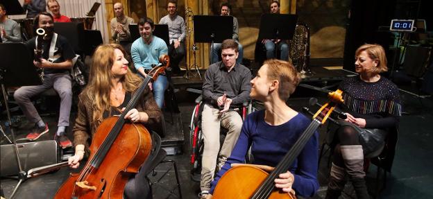 Visita de la ONCE al ensayo de Oviedo Filarmonía