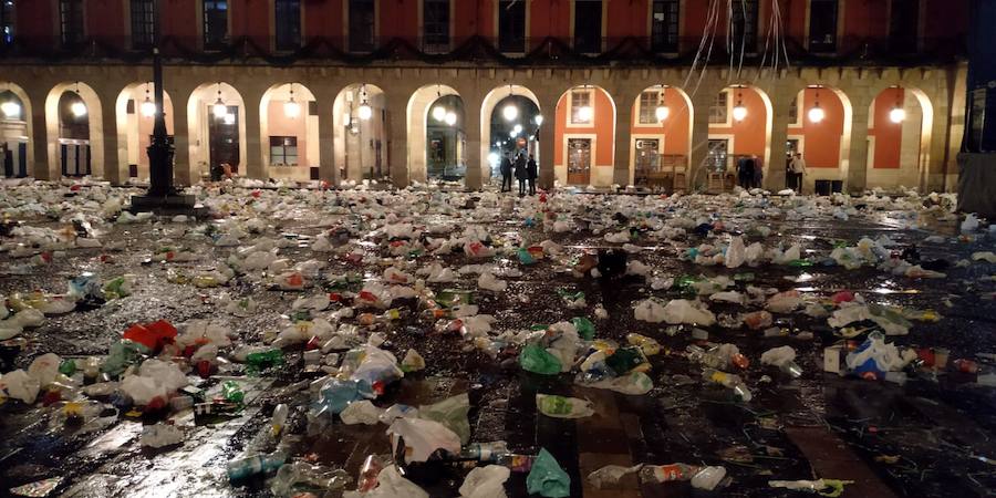 Así quedó la Plaza Mayor gijonesa tras la fiesta de Nochevieja