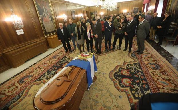 La iglesia de Llaranes se llena en el último adiós a Manuel Ponga