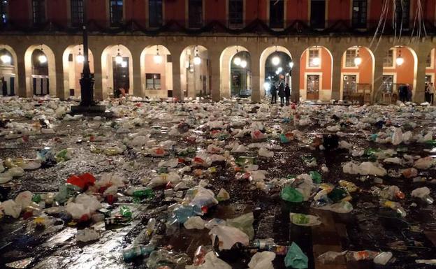 La otra Nochevieja: kilos de basura después de la fiesta