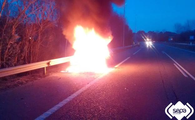 Arde un turismo en la A-8 a su paso por Llanes