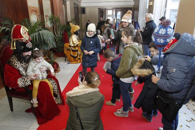 Rostros de ilusión y muchos deseos en la recepción de los Reyes Magos en el Campoamor