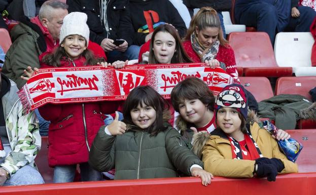 ¿Estuviste en el Sporting - Zaragoza? ¡Búscate en El Molinón!