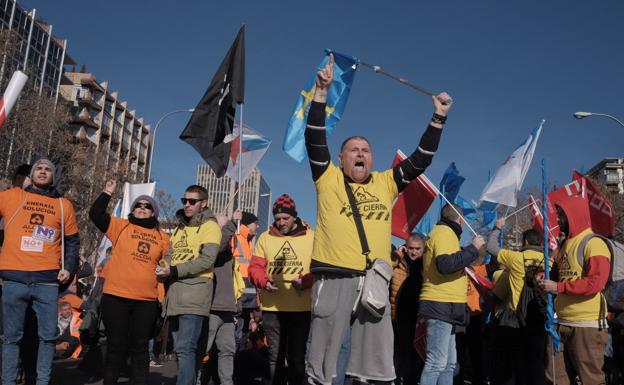 Los trabajadores de Alcoa acusan al Gobierno de falta de alternativas contra el cierre