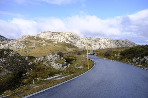 La carretera CO-4 que da acceso a los Lagos de Covadonga, en los Picos de Europa. /  JUAN LLACA