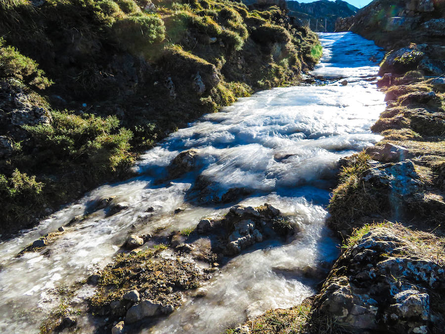 El Lago del Valle, en Somiedo, se congela